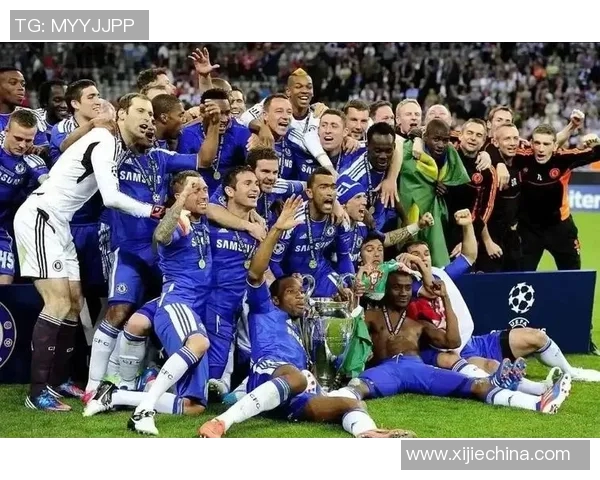 足球场上的璀璨星光：一排足球明星名字背后的传奇故事与荣耀时刻