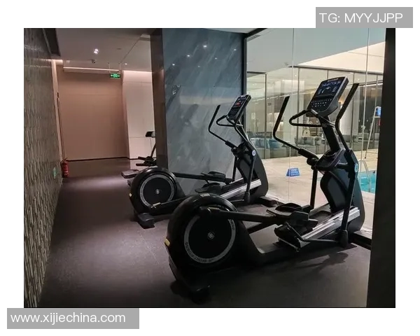 男生瘦胸必备健身器材推荐助你塑造完美身材与自信形象